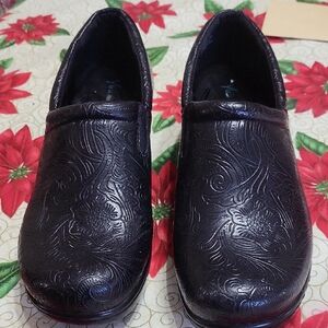 Yuu Black Embossed Slip-On Footwear